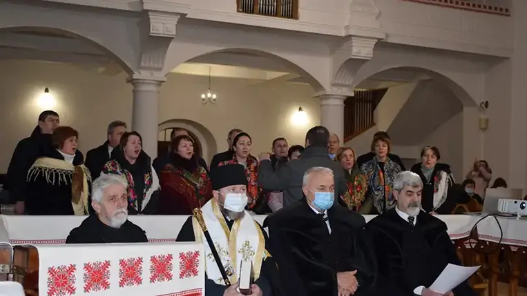 Beregszász református, római és görögkatolikus felekezetei immáron több mint egy évtizede csatlakoztak az egyetemes évkezdő ökumenikus imahéthez. Idén viszont a helyi pravoszlávok is bekapcsolódtak: a megnyitó alkalomra a Vérke-parti város ortodox Szentháromság – Szent Mihály templomban került sor, melyen a kárpátaljai történelmi egyházak vezetői is részt vettek, közösen imádkoztak.