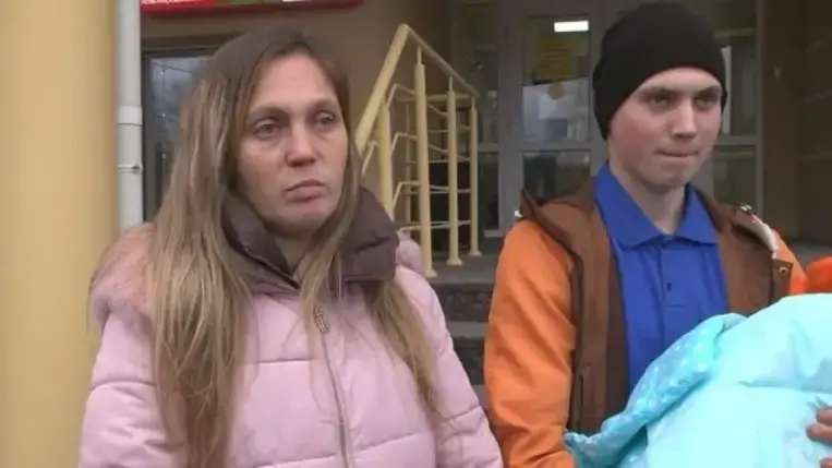 Ukrajnában, Luckban egy 15 éves fiú fogadta édesanyjától a szülést. 