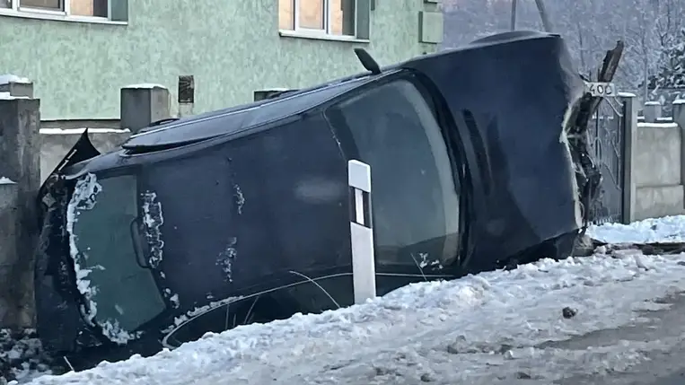 Közúti baleset Beregvidéken: egy autó az árokban, egy pedig darabokra tört (Fotó)
