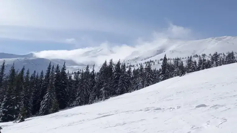A Hoverla megmászása közben egy nő 12 éves gyermekével hólavina alá került.