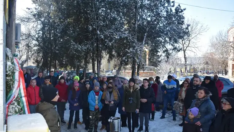 Az egybegyűlteket Molnár D. István, a KMKSZ beregszászi szervezetének elnöke köszöntötte, aki megerősítette: az elmúlt csaknem két évszázad alatt kiderült, hogy a magyarok himnusza jelentős identitáserősítő szereppel bír.