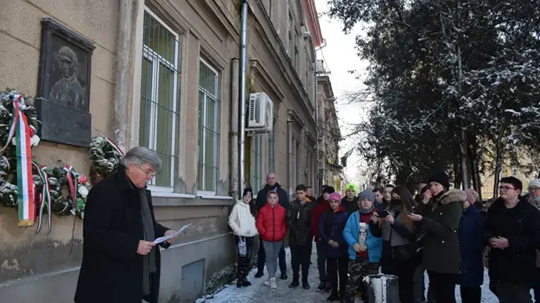 Az egybegyűlteket Molnár D. István, a KMKSZ beregszászi szervezetének elnöke köszöntötte, aki megerősítette: az elmúlt csaknem két évszázad alatt kiderült, hogy a magyarok himnusza jelentős identitáserősítő szereppel bír.