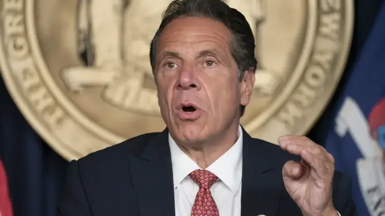 Ejtették a szexuális bűncselekmény vádját a volt New York-i kormányzó ellen