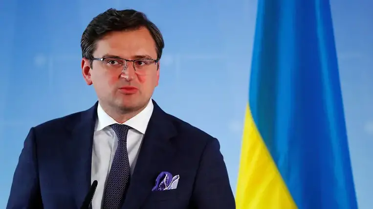 Kuleba kiemelte: „a német partnereknek fel kell hagyniuk az egység hasonló nyilatkozatokkal és tettekkel történő aláásásával, valamint Vlagyimir Putyin Ukrajna elleni újabb támadásra való ösztönzésével.” 