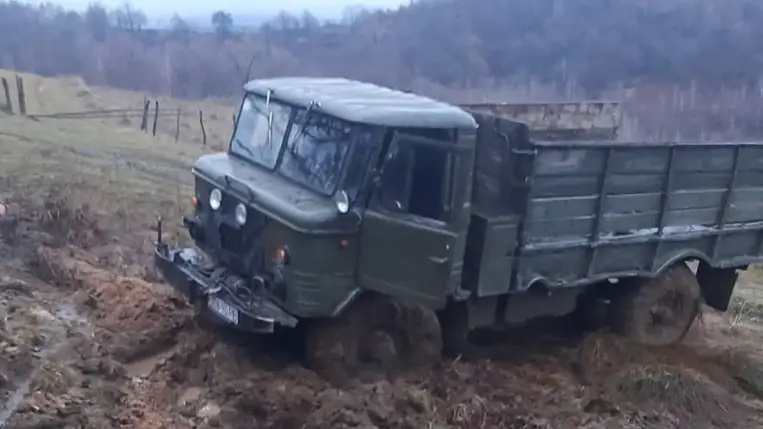 Az esős idő és a rossz utak miatt teherautón érkeztek az orvosok egy beteghez Kárpátalján