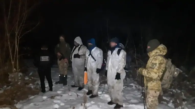 Három illegális migránst vettek őrizetbe a munkácsi határőrök, akik az ukrán-román határon keresztül akartak bejutni az Európai Unióba.