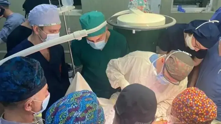 Fogadás miatt nyelt le egy tollat egy fiatalember Ukrajnában