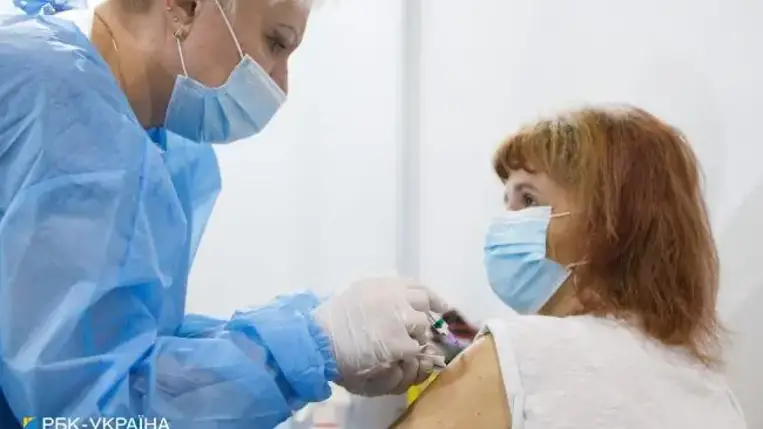 Külön juttatást kapnak az orvosok a vakcinációért