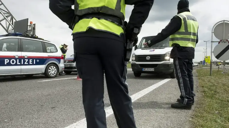 Félmilliót keresnek egy fuvaron az embercsempész sofőrök, a bandavezér markát még több pénz üti