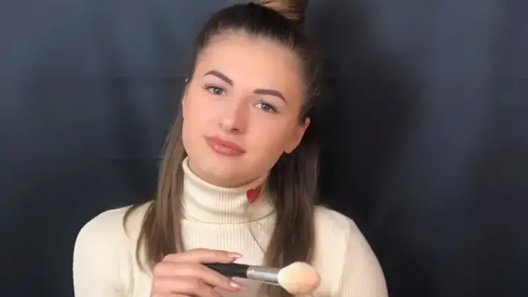 A jánosi születésű Domokos Alexandra (Lexie) már korán eldöntötte, hogy a kozmetikai szakmában szeretne érvényesülni. 