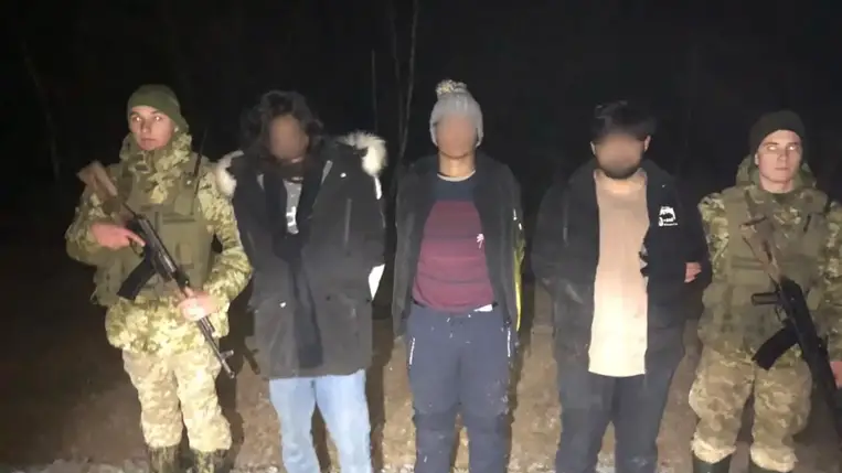 Az ukrán határőrök elfogtak négy migránst, akik illegálisan próbálták meg átlépni az ukrán-szlovák határt.