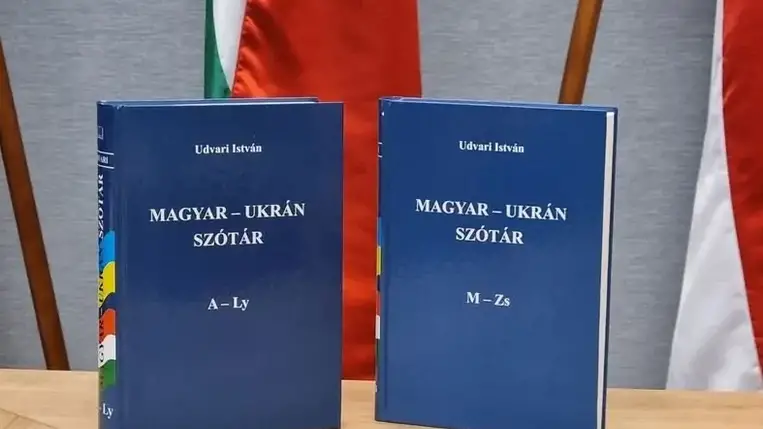 Ukrán-magyar nagyszótárakat kaptak kárpátaljai magyar iskolák