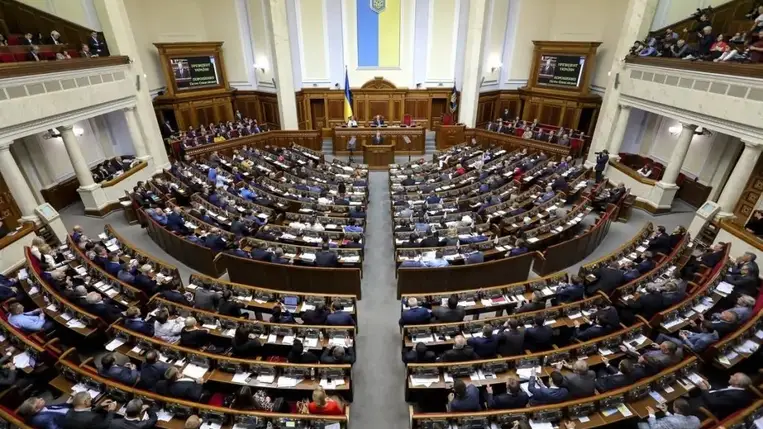 A kijevi parlament nemzetközi intézményekhez fordul Oroszország "katonai zsarolása" miatt
