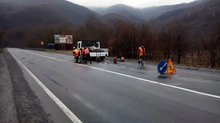 Nemzetközi М-06 Kijev-Csap autóút kárpátaljai szakaszának egy része rendkívül veszélyes lett. A járművezetőket arra kérik, hogy kerüljék ki ezt az útszakaszt.