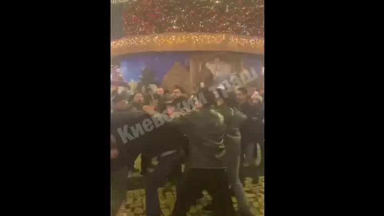 Hatalmas verekedés tört ki a Szofijszkaja téren, Ukrajna fő karácsonyfája közelében. 