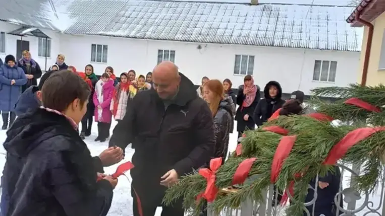 Ukrajnában ünnepélyes keretek között nyitottak meg egy iskolai wc-t