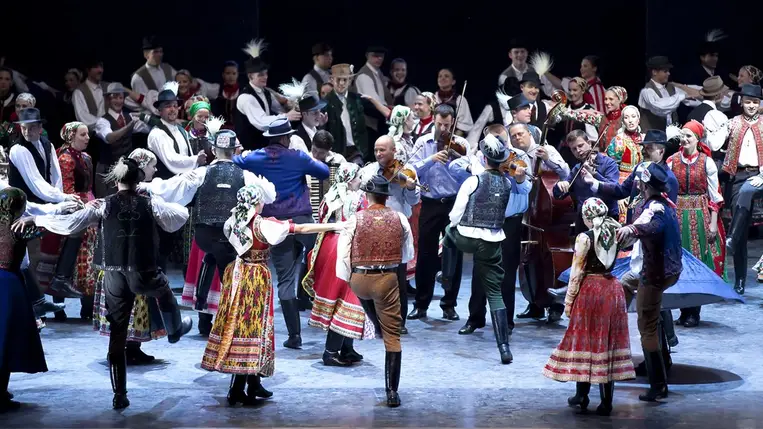 Magyar és külföldi táncegyüttesek, hungarikumok, divatbemutató, táncházak, margitszigeti gálaműsor a 27. Duna Karneválon