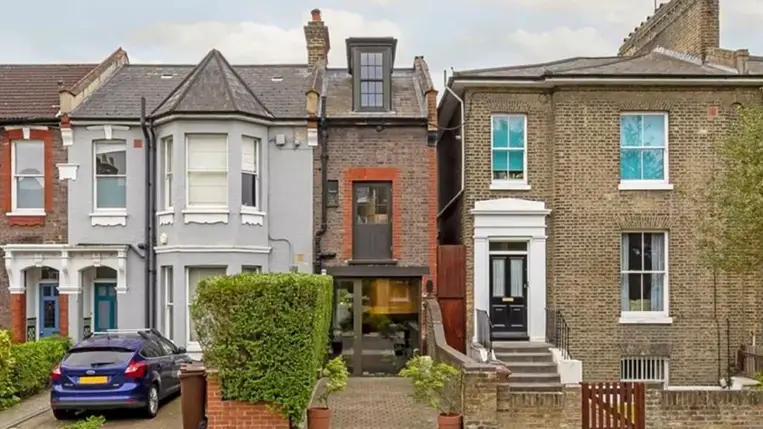 Több mint 1 millió fontért árulnak egy 2,7 méter széles házat Londonban