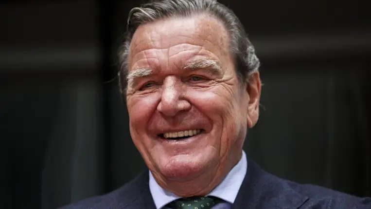 Csökkenthetik Gerhard Schröder volt német kancellár juttatásait