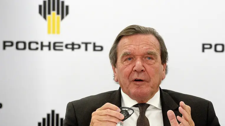 Gerhard Schröder volt német kancellár bejelentette, hogy nem tudja meghosszabbítani mandátumát a Rosznyefty igazgatótanácsában - közölte honlapján az orosz olajipari vállalat.