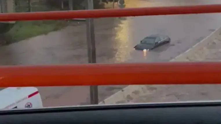 Rekordmennyiségű csapadék miatt elárasztotta a víz Valencia városát