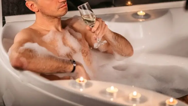 Nem állított ébresztőt: pezsgőző betörő kaphatja a hét pancsere címet