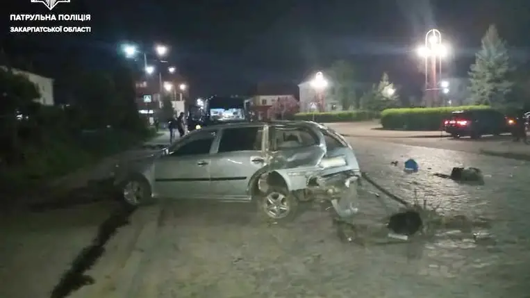 Villanyoszlopnak hajtott egy részeg sofőr Csapon