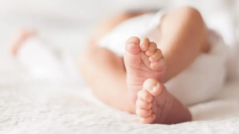 A baba nem bírta kivárni a földet érést, a légiutaskísérő vezette le a szülést 