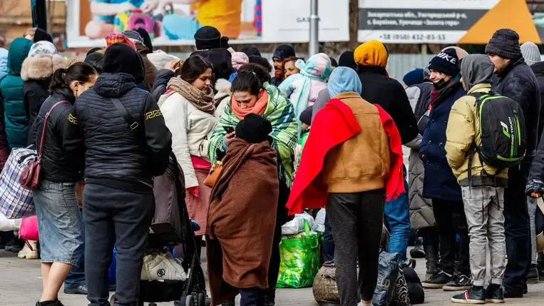 Vít Rakusan cseh belügyminiszter felszólította csütörtökön magyar hivatali partnerét, Pintér Sándort, hogy Magyarország gyorsítsa fel a Csehország területén tartózkodó ukrajnai roma menekültek esetleges ukrán-magyar kettős állampolgárságának ellenőrzését, mert az ilyen státusú embereknek nincs jogosultságuk a menekülteket megillető segélyekre Csehországban.