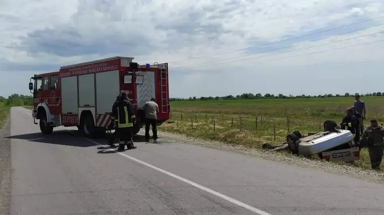 Kárpátalján a derceni letérőnél egy személygépkocsi lesodródott az útról és az árokba borult. Fotó: Derceni Egyházi Önkéntes Tűzоltóság