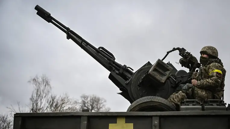 Az olasz védelmi miniszter magyarázatra kényszerül a Kijevnek szánt fegyverszállítmányok miatt