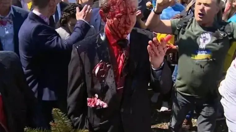 Moszkva határozottan tiltakozott hétfőn a lengyel kormánynál a varsói orosz nagykövetet ért támadás és a győzelem napjára tervezett koszorúzási ünnepség megzavarása miatt - közölte az orosz külügyminisztérium.