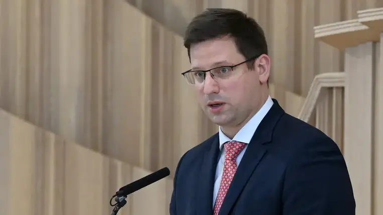 Nem méltányos, hogy az állam tartozzon a nyugdíjasoknak - jelentette ki a nyugdíjak júliusi, előrehozott emeléséről a Miniszterelnökséget vezető miniszter a Kossuth Rádió Vasárnapi Újság című műsorában.