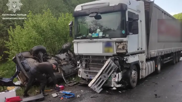 Kárpátalján egy közúti balesetben életét vesztette egy személygépkocsi 18 és 19 éves utasa, illetve a 22 éves sofőr is.