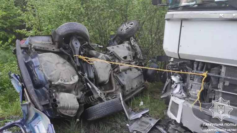 Kárpátalján egy közúti balesetben életét vesztette egy személygépkocsi 18 és 19 éves utasa, illetve a 22 éves sofőr is. Fotó: Kárpátaljai rendőrség járőrszolgálata