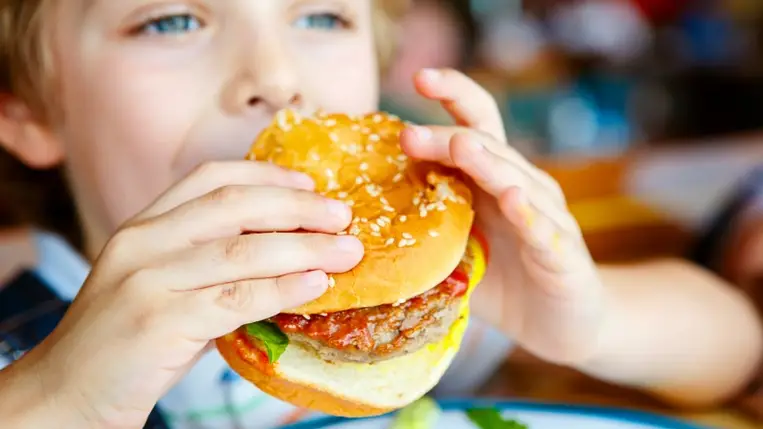 Nagyobbnak tűnő hamburgerek miatt csoportosan perelnének két gyorsétteremláncot