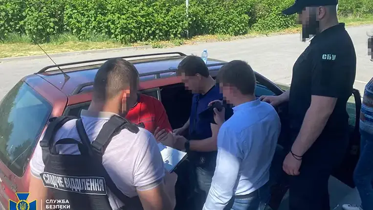Az illegális tevékenységet az egyik adminisztratív szolgáltatásokat nyújtó központ korábbi vezetője szervezte.