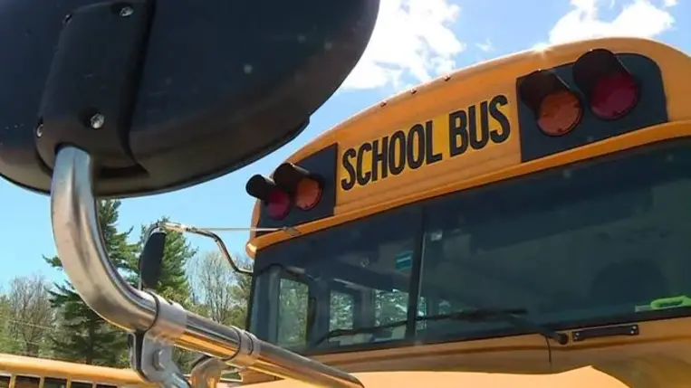 Több száz méteren húzta maga után a hatévest az iskolabusz