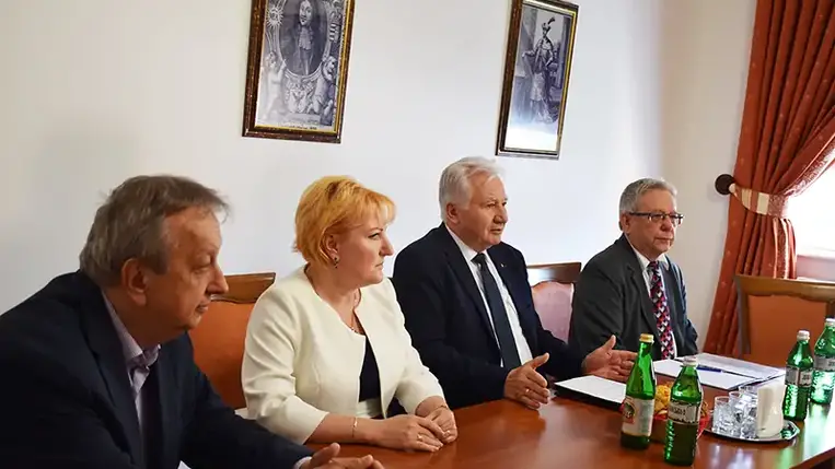 A nagyszerű agrárszakembertől és a széles látószögű politikustól megható volt hallani: már korábban eldöntötte, hogy ha újból elfoglalhatja a parlamentben betöltött korábbi fontos pozícióját, első útja a legtöbb megpróbáltatásnak kitett magyar nemzetrészhez, a kárpátaljaihoz vezet.