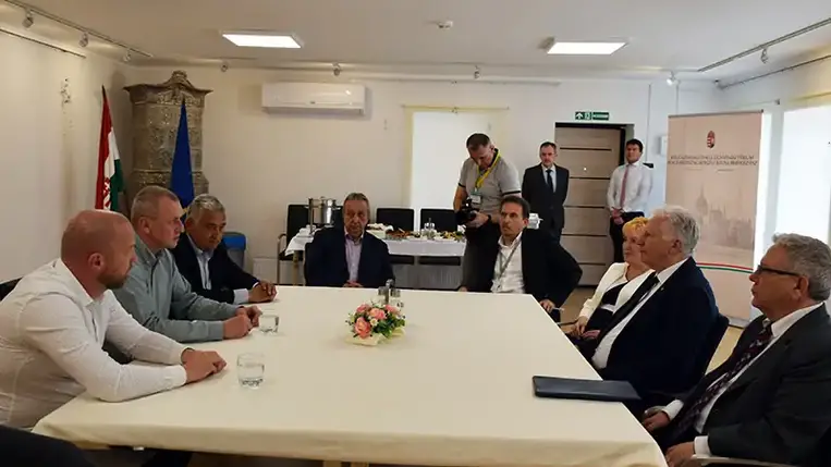 A nagyszerű agrárszakembertől és a széles látószögű politikustól megható volt hallani: már korábban eldöntötte, hogy ha újból elfoglalhatja a parlamentben betöltött korábbi fontos pozícióját, első útja a legtöbb megpróbáltatásnak kitett magyar nemzetrészhez, a kárpátaljaihoz vezet.