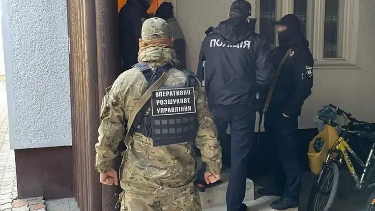 Elfogták: Hadköteleseket juttatott át illegálisan a határon