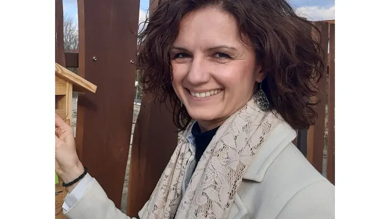 Gerzsenyi Gabriella jogász, író Beregszászon született az egykori Szovjetunióban. Gyermekkorában az édesanyjával áttelepült Magyarországra.