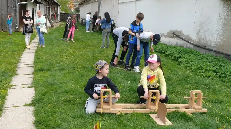Májusfaállítás a Nagyberegi Tájházban