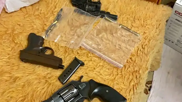 Fegyvert és kábítószert találtak Munkácson a rendőrök