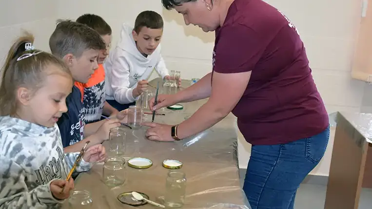 A harcok miatt otthonaikat elhagyni kényszerülők kaptak meghívást a munkácsi magyarok szellemi-kulturális központjába, ahol megismerkedtek az itt zajló sokrétű munkával, megtekinthették a Pro Arte Munkács által szervezett kiállítást és a bankmúzeumot.