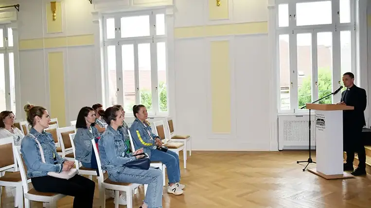 A harcok miatt otthonaikat elhagyni kényszerülők kaptak meghívást a munkácsi magyarok szellemi-kulturális központjába, ahol megismerkedtek az itt zajló sokrétű munkával, megtekinthették a Pro Arte Munkács által szervezett kiállítást és a bankmúzeumot. Fotó: Kovács Elemér