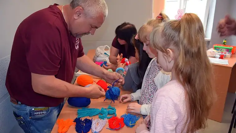 A harcok miatt otthonaikat elhagyni kényszerülők kaptak meghívást a munkácsi magyarok szellemi-kulturális központjába, ahol megismerkedtek az itt zajló sokrétű munkával, megtekinthették a Pro Arte Munkács által szervezett kiállítást és a bankmúzeumot. Fotó: Kovács Elemér
