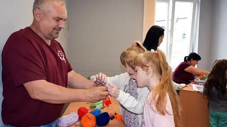 A harcok miatt otthonaikat elhagyni kényszerülők kaptak meghívást a munkácsi magyarok szellemi-kulturális központjába, ahol megismerkedtek az itt zajló sokrétű munkával, megtekinthették a Pro Arte Munkács által szervezett kiállítást és a bankmúzeumot. Fotó: Kovács Elemér