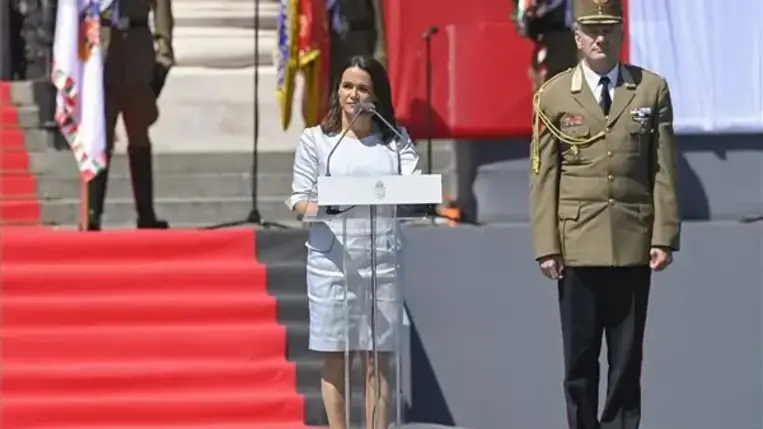 Novák Katalin köztársasági elnök beiktatási beszédet mond a díszceremónián az Országház előtt, a Kossuth téren 2022. május 14-én. Mellette Kun Szabó István vezérőrnagy, a Köztársasági Elnöki Hivatal Honvédelmi Irodájának vezetője, az államfő főhadsegédje (j). MTI/Koszticsák Szilárd