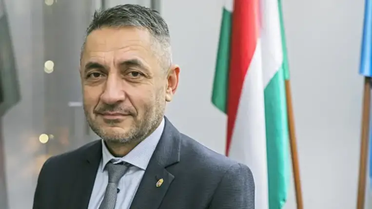 A folytonos és kiszámítható nemzetpolitika a külhoni magyarság megmaradásának biztosítéka - hangsúlyozta Potápi Árpád János, a Miniszterelnökség nemzetpolitikáért felelős államtitkára szombaton Fiuméban (Rijeka), a Választások után, kihívások előtt - Kárpát-medencei nemzetpolitikai konferencia címmel tartott tanácskozáson.